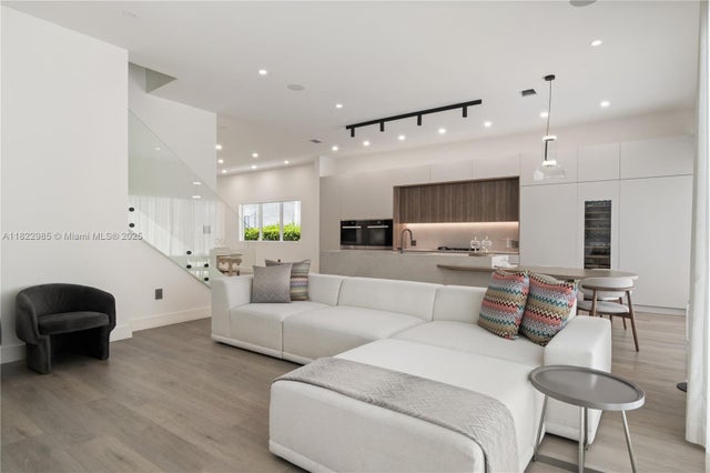 3 of 24 - 18955 Atlantic Blvd, Sunny Isles Beach, FL