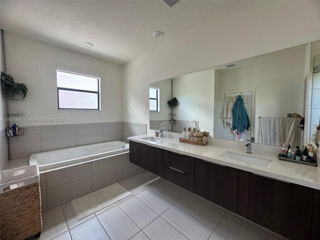 4 of 5 - 10240 Nw 76th Ter, Doral, FL