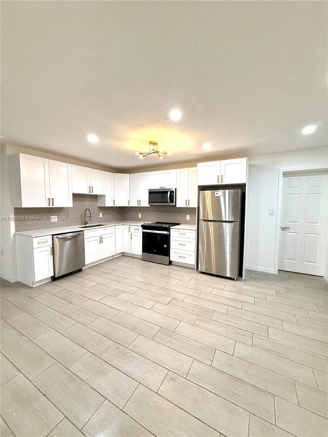 3 of 10 - 4438 E Riverside Drive, Fort Myers, FL