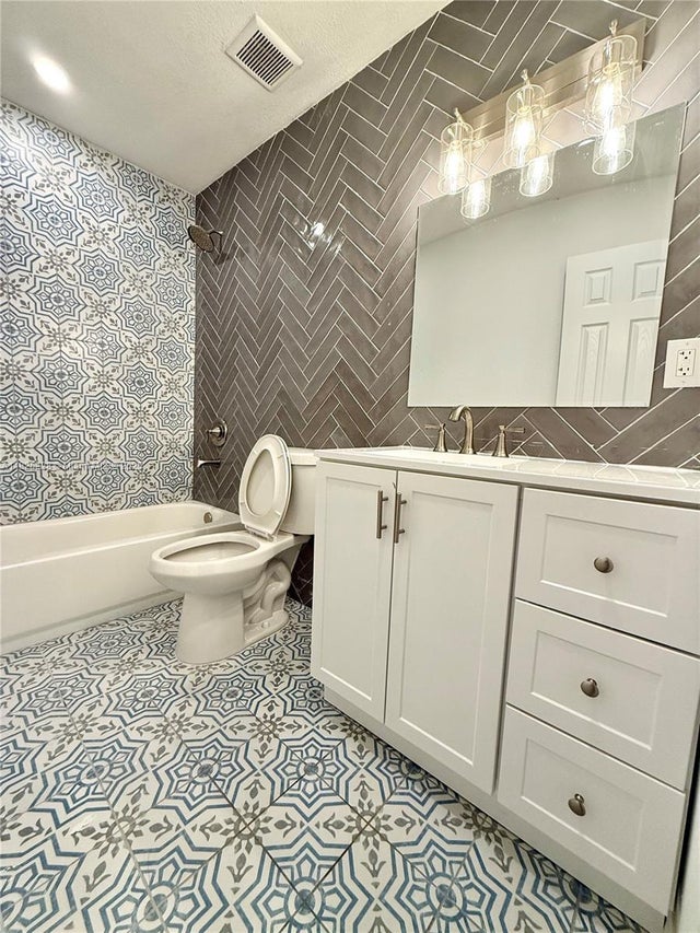 5 of 10 - 4438 E Riverside Drive, Fort Myers, FL