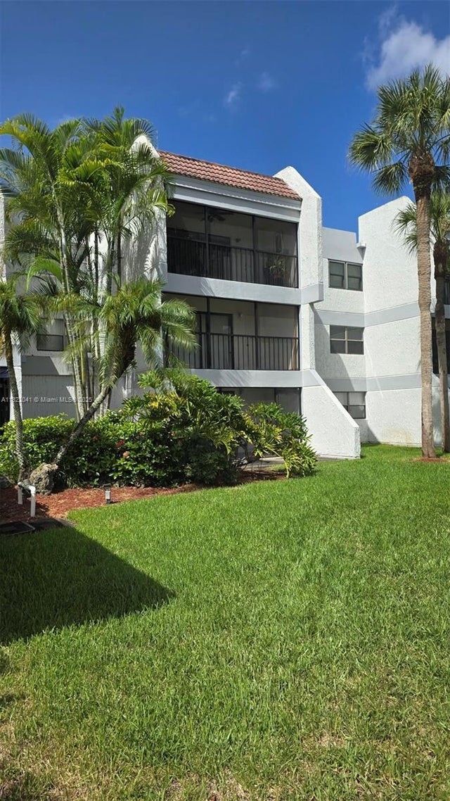 1 of 32 - 200 Lakeview Dr 208, Weston, FL