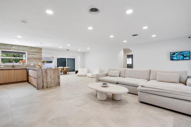 2 of 46 - 417 N Highland Dr, Hollywood, FL