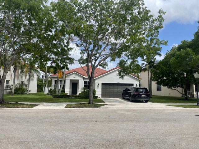 1 of 76 - 1087 Chenille Cir, Weston, FL