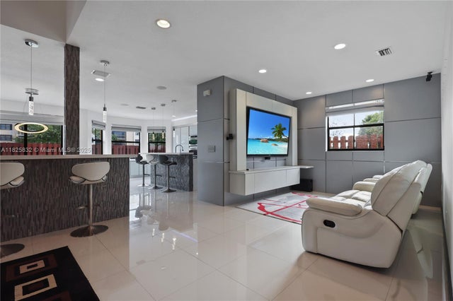 3 of 37 - 10040 Nw 10th St, Miami, FL