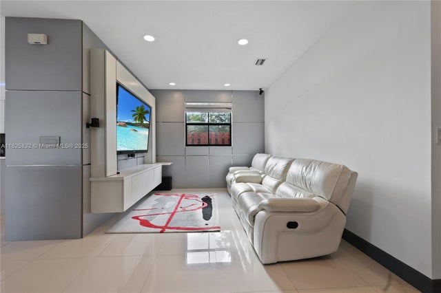 4 of 37 - 10040 Nw 10th St, Miami, FL