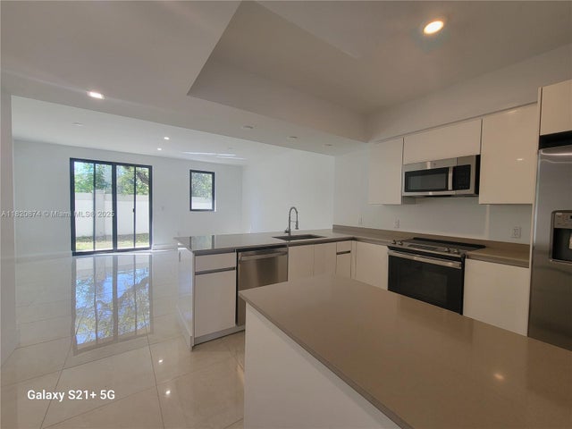 2 of 4 - 4117 N Oak Pl, Dania Beach, FL