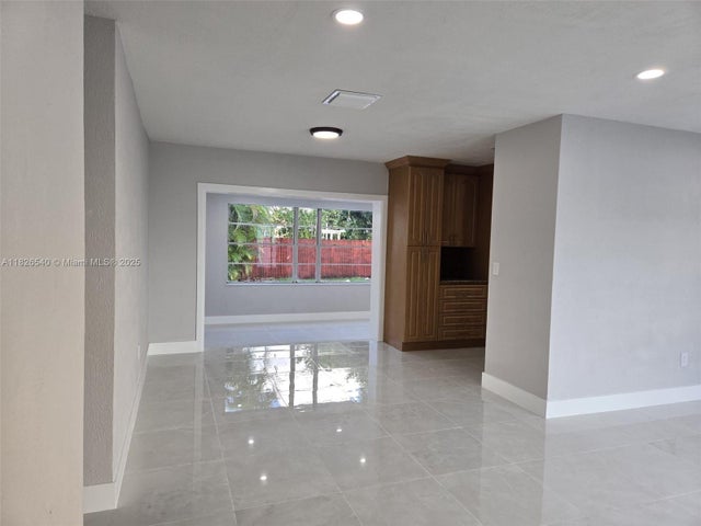 3 of 18 - 954 W 72nd Pl, Hialeah, FL