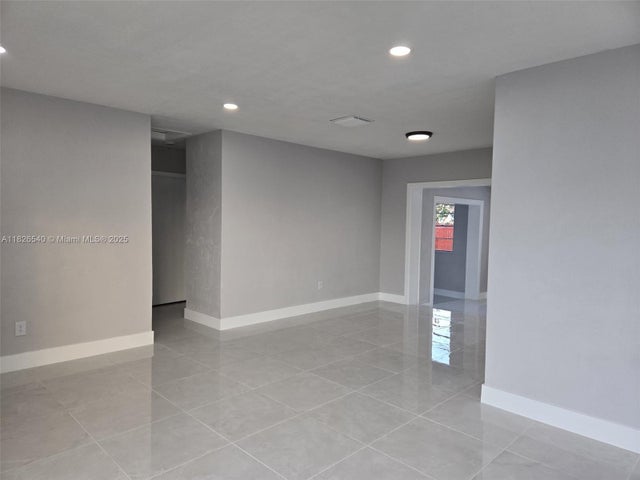 4 of 18 - 954 W 72nd Pl, Hialeah, FL