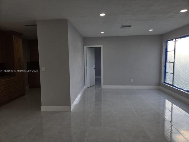 5 of 18 - 954 W 72nd Pl, Hialeah, FL