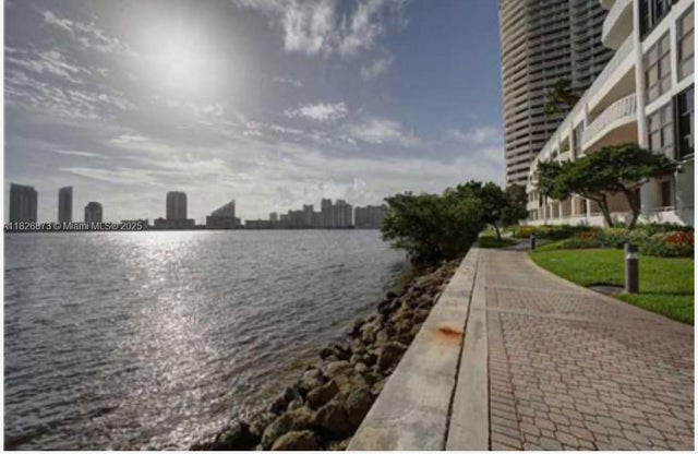 3 of 8 - 3000 Island Blvd 325, Aventura, FL