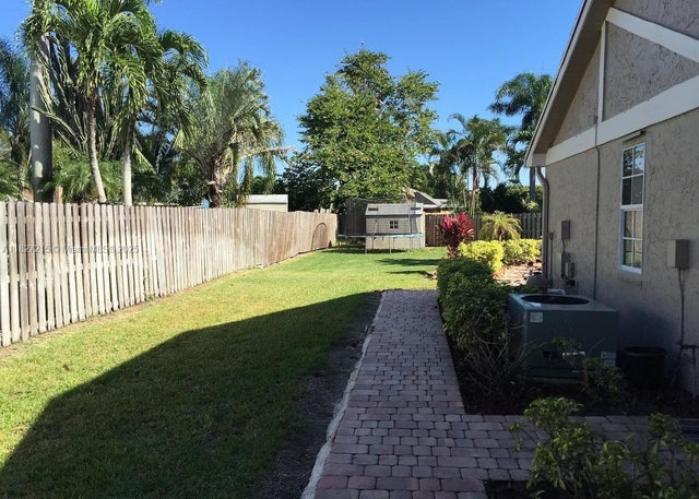 5 of 14 - 763 S Wind Cir, Sunrise, FL