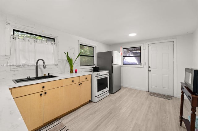 4 of 10 - 349 Nw 41st St, Miami, FL