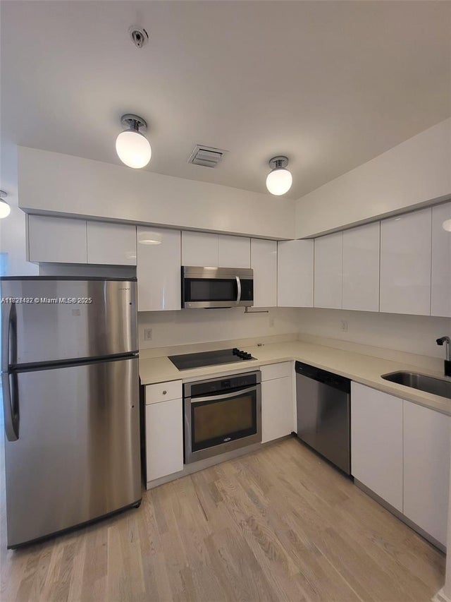 4 of 7 - 810 7th St 206, Miami Beach, FL