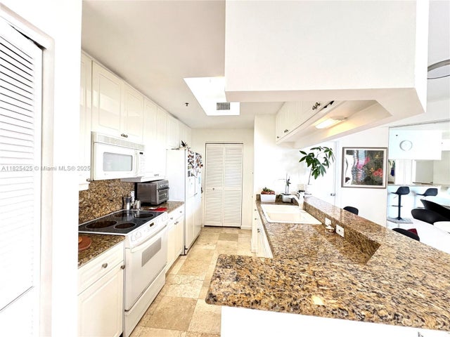 4 of 12 - 808 Brickell Key Dr 1103, Miami, FL