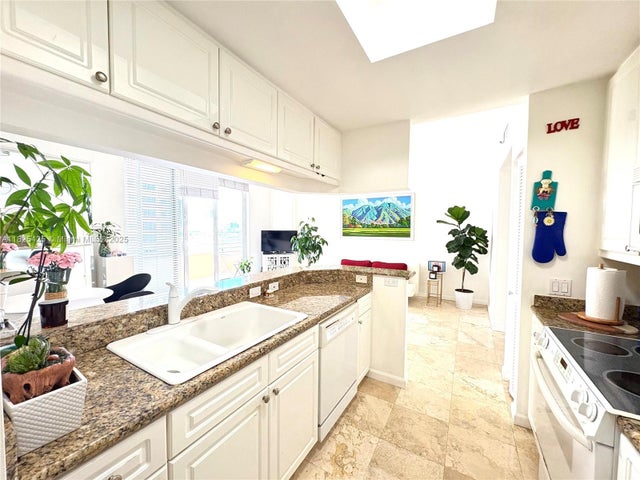 5 of 12 - 808 Brickell Key Dr 1103, Miami, FL