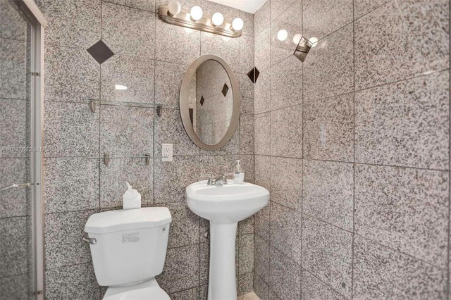 2 of 31 - 1720 Harrison St 14e, Hollywood, FL