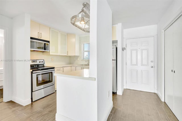 5 of 17 - 947 Lenox Ave 502, Miami Beach, FL