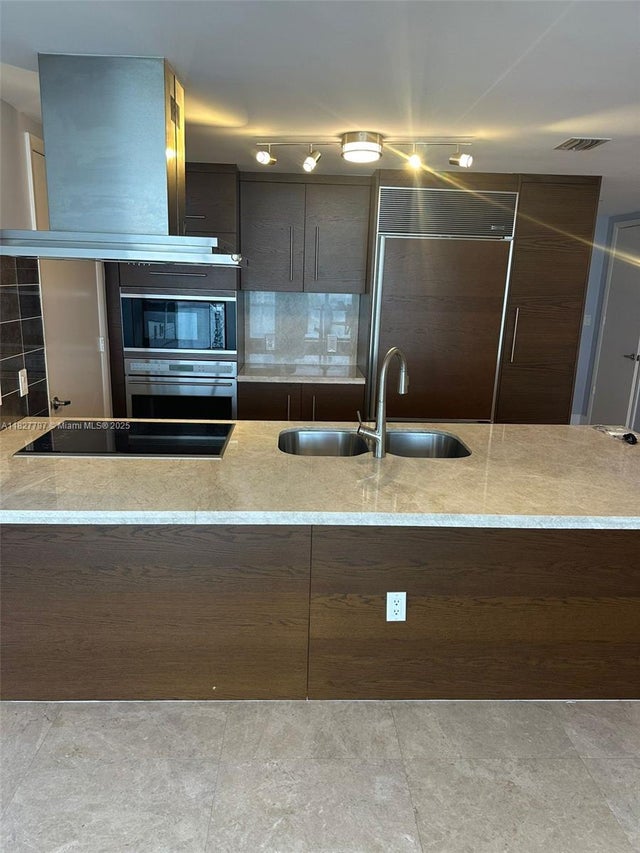 4 of 10 - 495 Brickell Ave 5211, Miami, FL