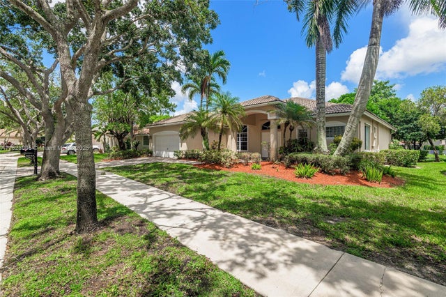 1 of 39 - 3843 Oak Ridge Cir, Weston, FL