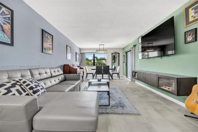 3 of 24 - 220 Lakeview Dr 308, Weston, FL