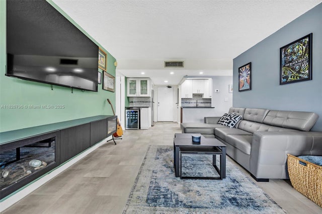 4 of 24 - 220 Lakeview Dr 308, Weston, FL