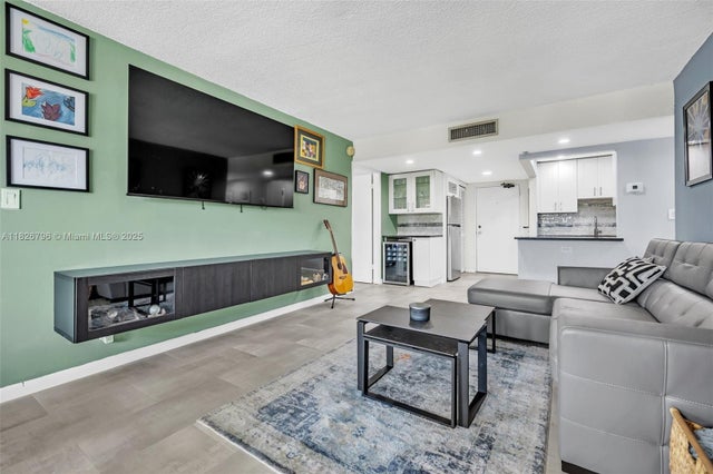 5 of 24 - 220 Lakeview Dr 308, Weston, FL