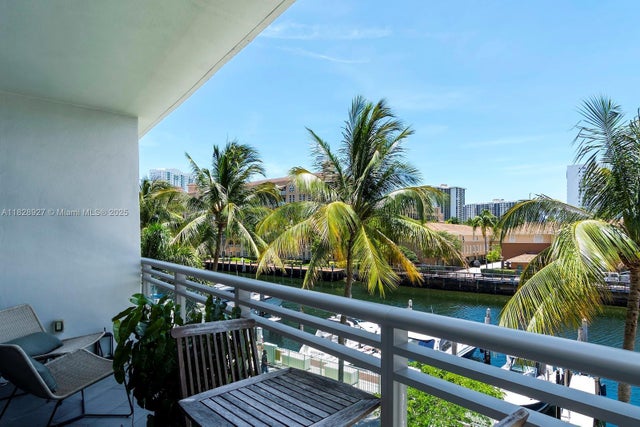 5 of 39 - 2950 Ne 188th St 202, Aventura, FL