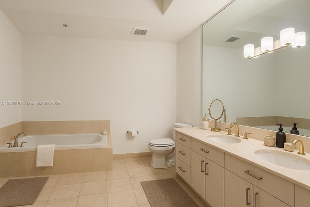 2 of 10 - 19900 E Country Club Dr 104, Aventura, FL