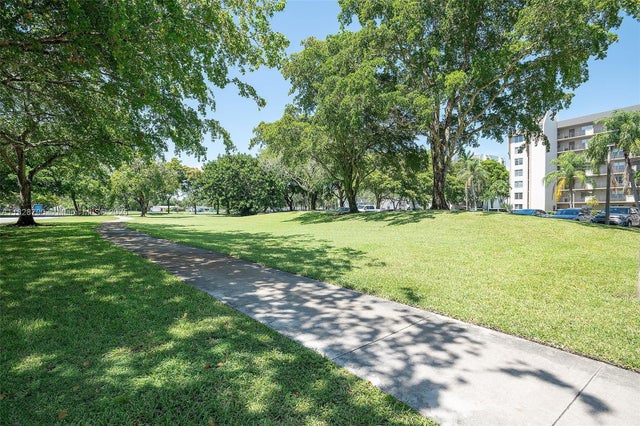 2 of 20 - 3150 W Rolling Hills Cir 307, Davie, FL