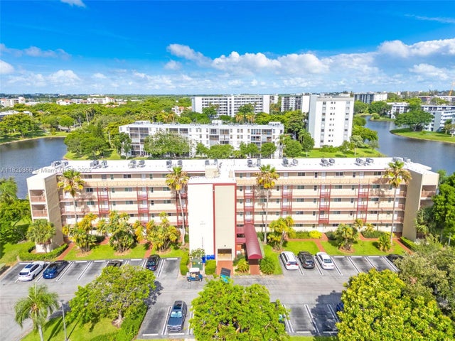 5 of 25 - 2106 S Cypress Bend Dr 203, Pompano Beach, FL