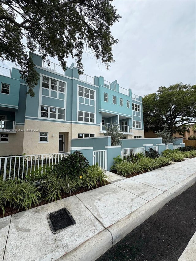 4 of 28 - 854 Se 12 Ct 8, Fort Lauderdale, FL