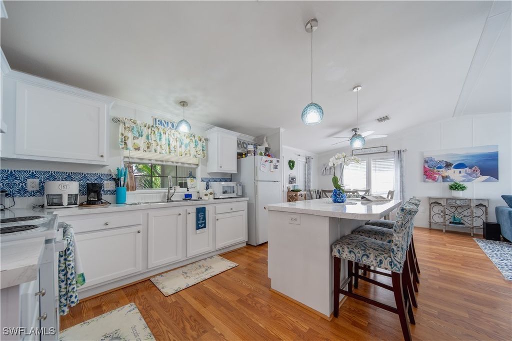 433 Riviera Blvd W, Naples