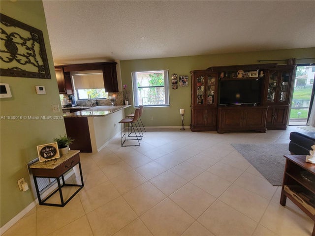 4 of 43 - 810 Sw 113th Ter, Pembroke Pines, FL
