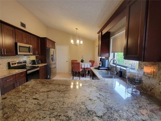 5 of 43 - 810 Sw 113th Ter, Pembroke Pines, FL