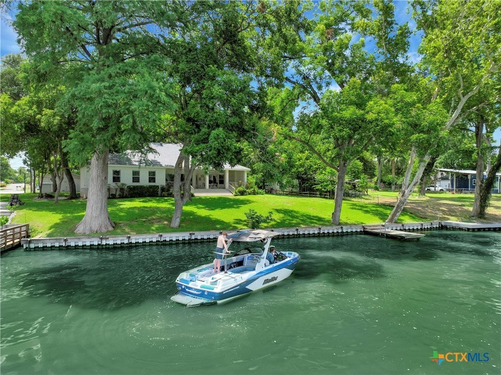 1113 E Zipp Road, New Braunfels