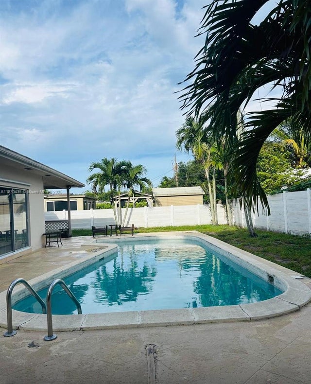 6790 Sw 10th Ct, Pembroke Pines