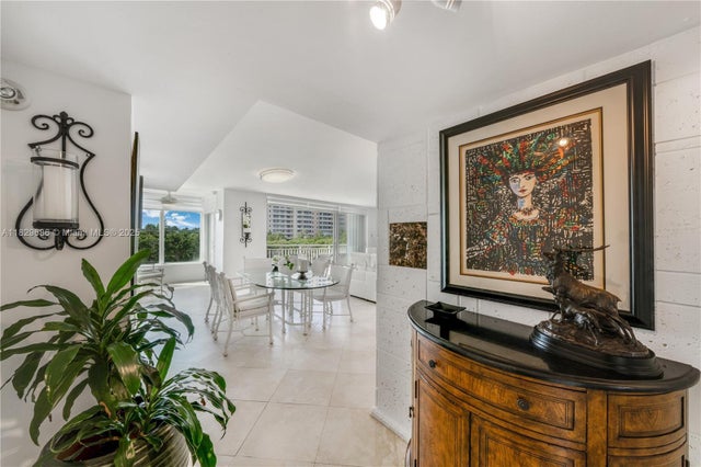 4 of 28 - 609 Ocean Dr 5h, Key Biscayne, FL