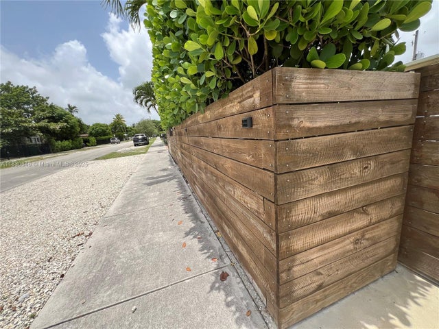1 of 61 - 323 Nw 105th St, Miami, FL