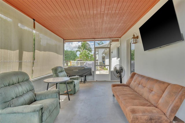 5 of 28 - 7500 Polk St, Hollywood, FL