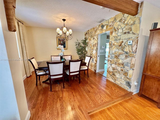 4 of 28 - 16225 Sw 88th Ave Rd, Palmetto Bay, FL