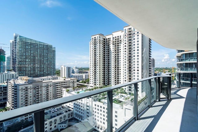 45 Sw 9th St 1906, Miami