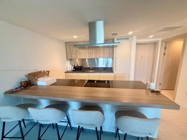 3 of 29 - 1000 Brickell Plz 2008, Miami, FL