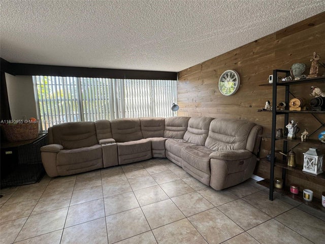 2 of 25 - 2761 Taft St 110, Hollywood, FL
