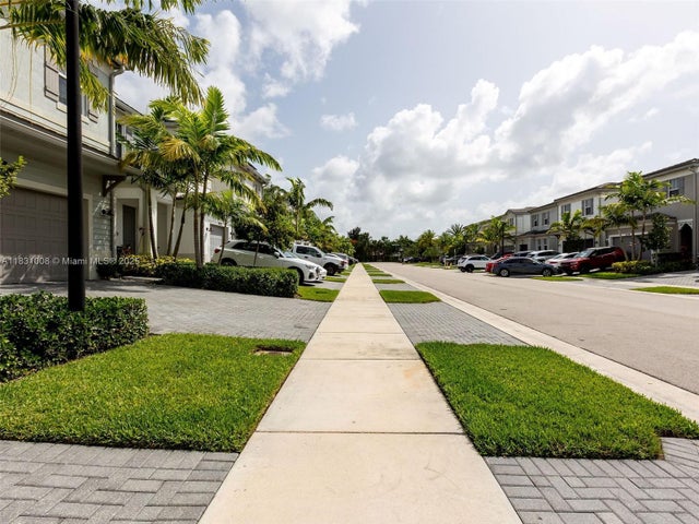 4 of 70 - 4923 Nw 48th Ter, Tamarac, FL