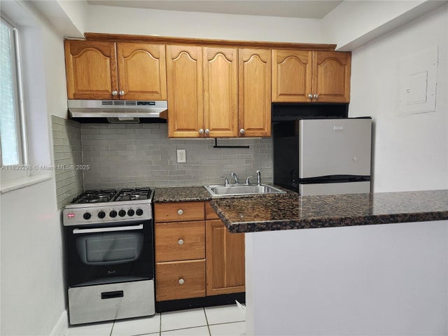 2 of 25 - 1014 Salzedo St 304, Coral Gables, FL