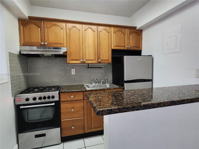 3 of 25 - 1014 Salzedo St 304, Coral Gables, FL