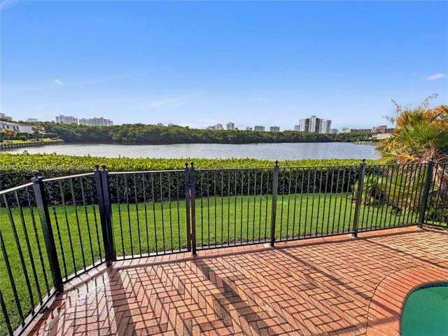 3 of 23 - 21033 Ne 32nd Ave, Aventura, FL
