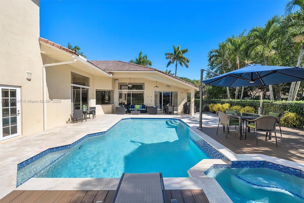 2541 Golf View Dr, Weston