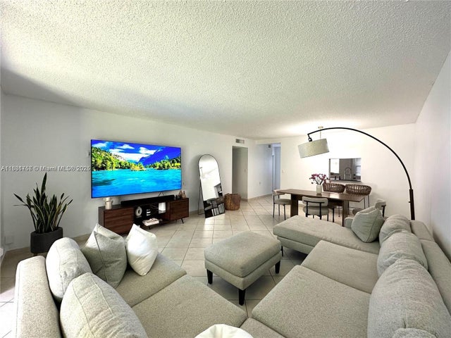 4 of 23 - 620 Ne 12th Ave 102, Hallandale Beach, FL