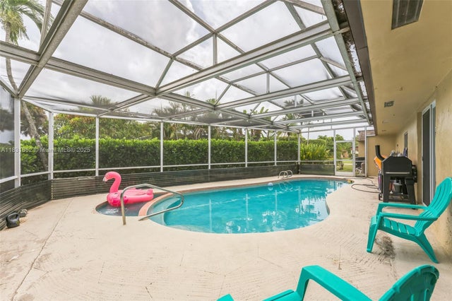 2 of 20 - 5706 S Travelers Palm Ln, Tamarac, FL